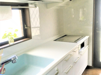 キッチンリフォーム 洗い場を移設し広い調理スペースを確保。使いやすく明るい空間になったキッチン