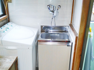 洗面リフォーム 気になる水はねもキッチンパネルで解消！清掃性も上がった洗面台