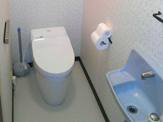 トイレリフォーム すっきりしたデザインのタンクレストイレ
