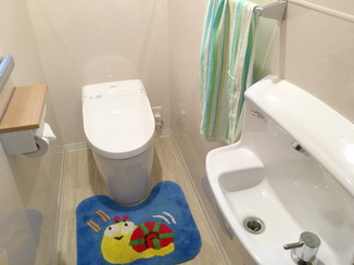 トイレリフォーム パネル材を使用し、お掃除がしやすいトイレ空間