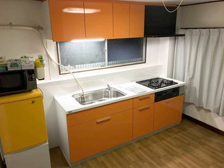 キッチンリフォーム オレンジが印象的な、すっきりとした見た目のキッチン