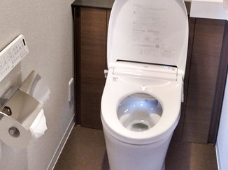 トイレリフォーム コンセントや掃除道具をすっきり隠せるキャビネット付きトイレ