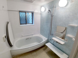 バスルームリフォーム 快適に使用できる、ひろびろ浴槽のバスルーム