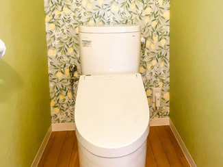 トイレリフォーム 花柄アクセントが可愛いトイレと、お掃除しやすいコンパクトな洗面台